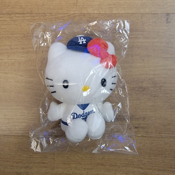 Hello Kitty 2015 L.A. Dodgers  Plush - Picture 7 of 8